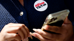 Talia Cadet, creadora y defensora de TikTok, utiliza un teléfono fuera del Tribunal de Apelaciones de EE.UU. escucha los argumentos orales en el caso TikTok Inc. contra Merrick Garland el 16 de septiembre en Washington.