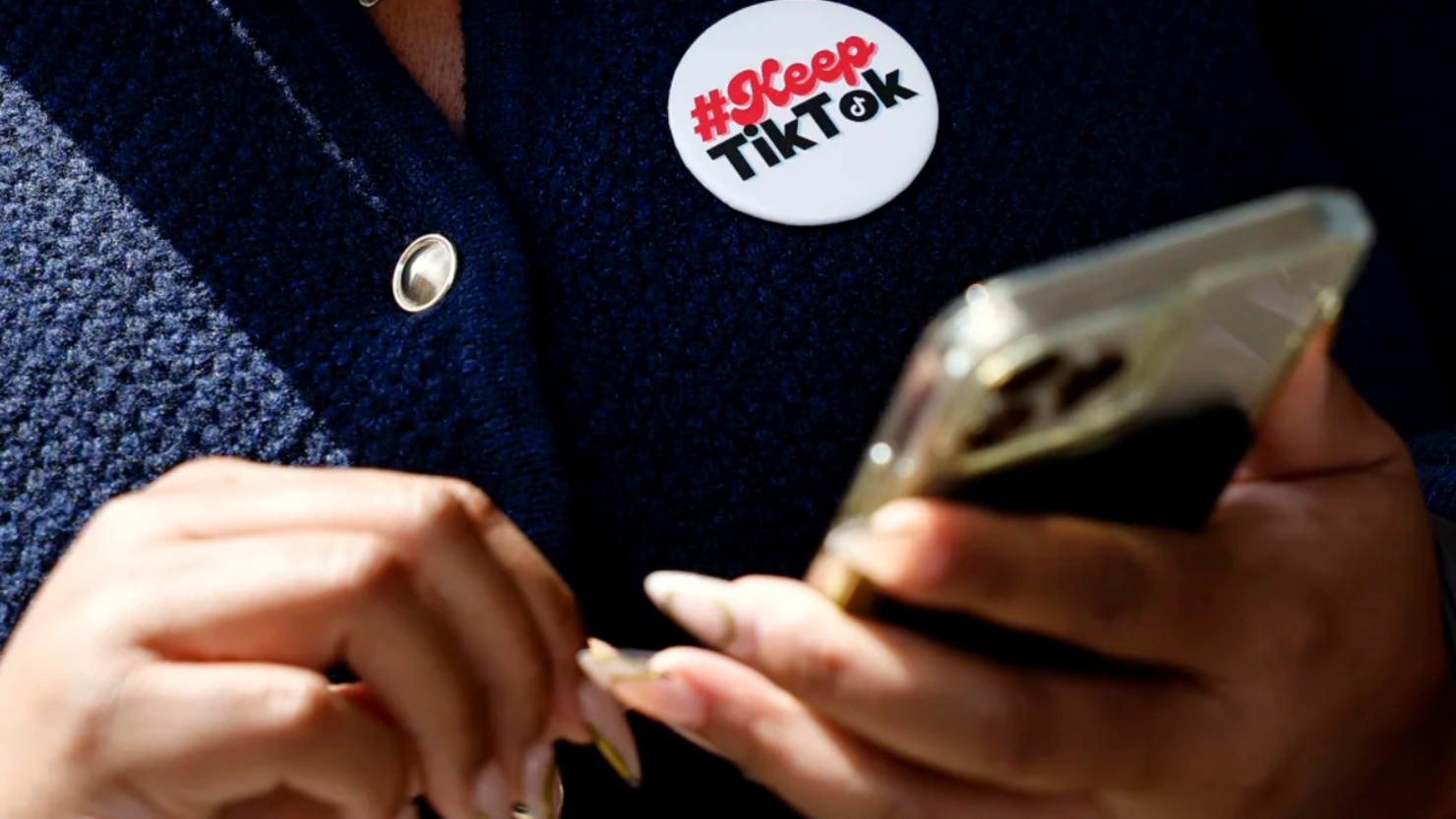 Talia Cadet, creadora y defensora de TikTok, utiliza un teléfono fuera del Tribunal de Apelaciones de EE.UU. para escuchar los argumentos orales en el caso TikTok Inc. contra Merrick Garland el 16 de septiembre en Washington.