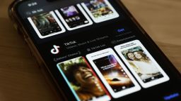 En esta ilustración fotográfica, se ve la aplicación TikTok en la tienda de aplicaciones de un teléfono el 13 de marzo de 2024 en la ciudad de Nueva York.