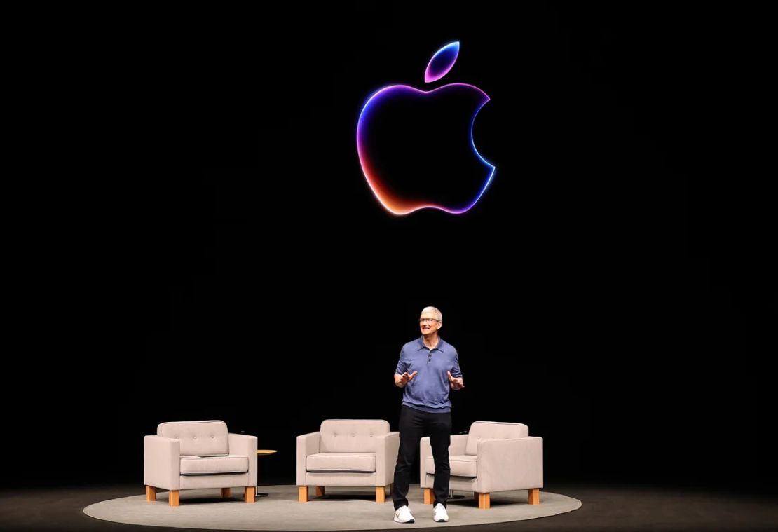 El CEO de Apple, Tim Cook, pronuncia un discurso al inicio de la Conferencia Mundial de Desarrolladores de Apple (WWDC) el 10 de junio de 2024 en Cupertino, California.