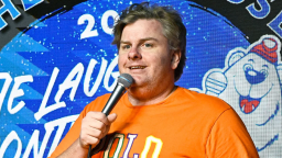 El cómico Tim Dillon actúa en The Ice House Comedy Club el 05 de agosto de 2023 en Pasadena, California.