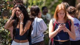 Personas son escoltadas fuera de los edificios tras disparos en el campus de la Universidad Estatal de Florida el jueves.