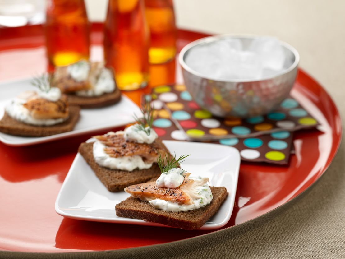 tm1c77_smoked_trout_canapes.jpg