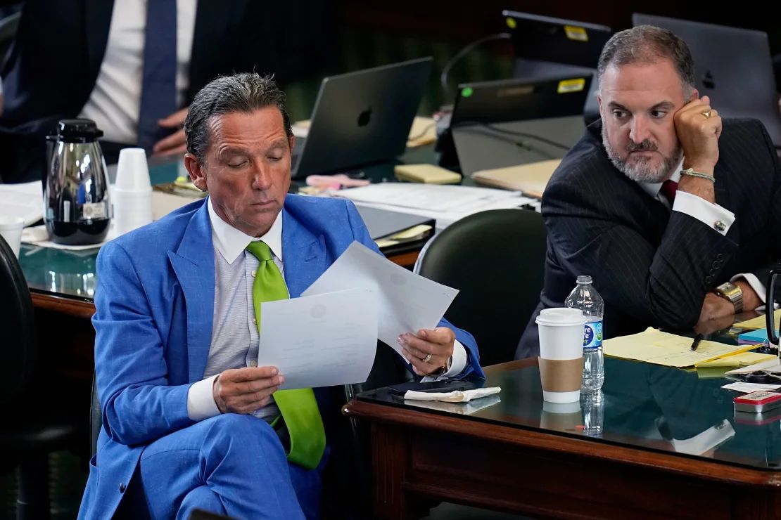 Los abogados defensores Tony Buzbee y Mitch Little escuchan el testimonio durante el juicio de destitución del Fiscal General de Texas, Ken Paxton, en el Capitolio de Texas en Austin el 12 de septiembre de 2023.