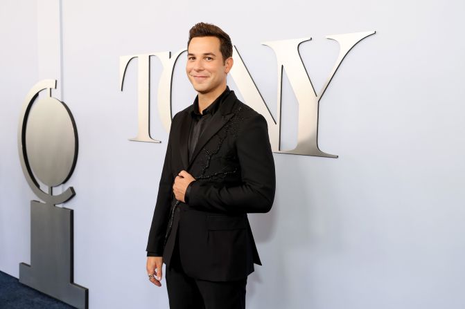 Skylar Astin