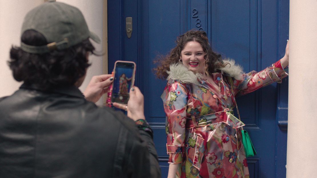 Jessica's quirky outfits in "Too Much", selected by costume designer Arielle Cooper-Lethem, demonstrates the character's inability to "blend in."