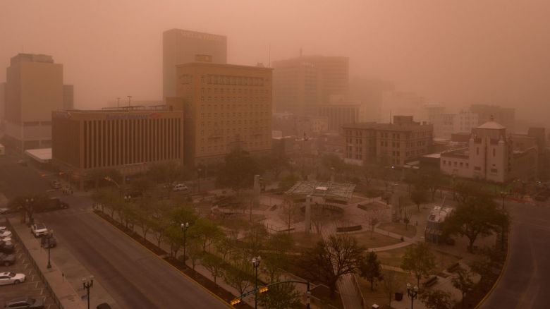 Una tormenta de polvo provoca fuertes vientos y poca visibilidad en el centro de El Paso, Texas, el 18 de marzo de 2025.