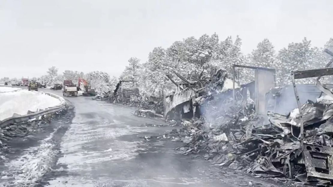 Un accidente fatal en la Interestatal 40 en dirección oeste el 13 de marzo involucró a varios vehículos atrapados en una carretera cubierta de nieve y hielo, según el Departamento de Seguridad Pública de Arizona.