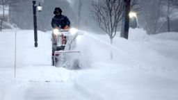 Una persona limpia la nieve en Portsmouth, New Hampshire, el jueves.