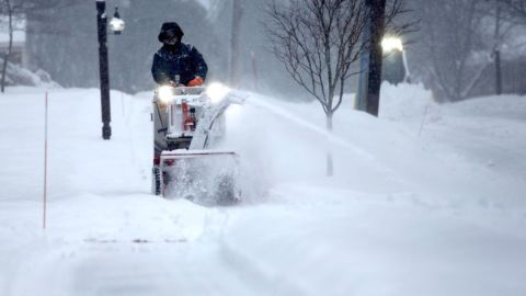 Una persona limpia la nieve en Portsmouth, New Hampshire, el jueves.