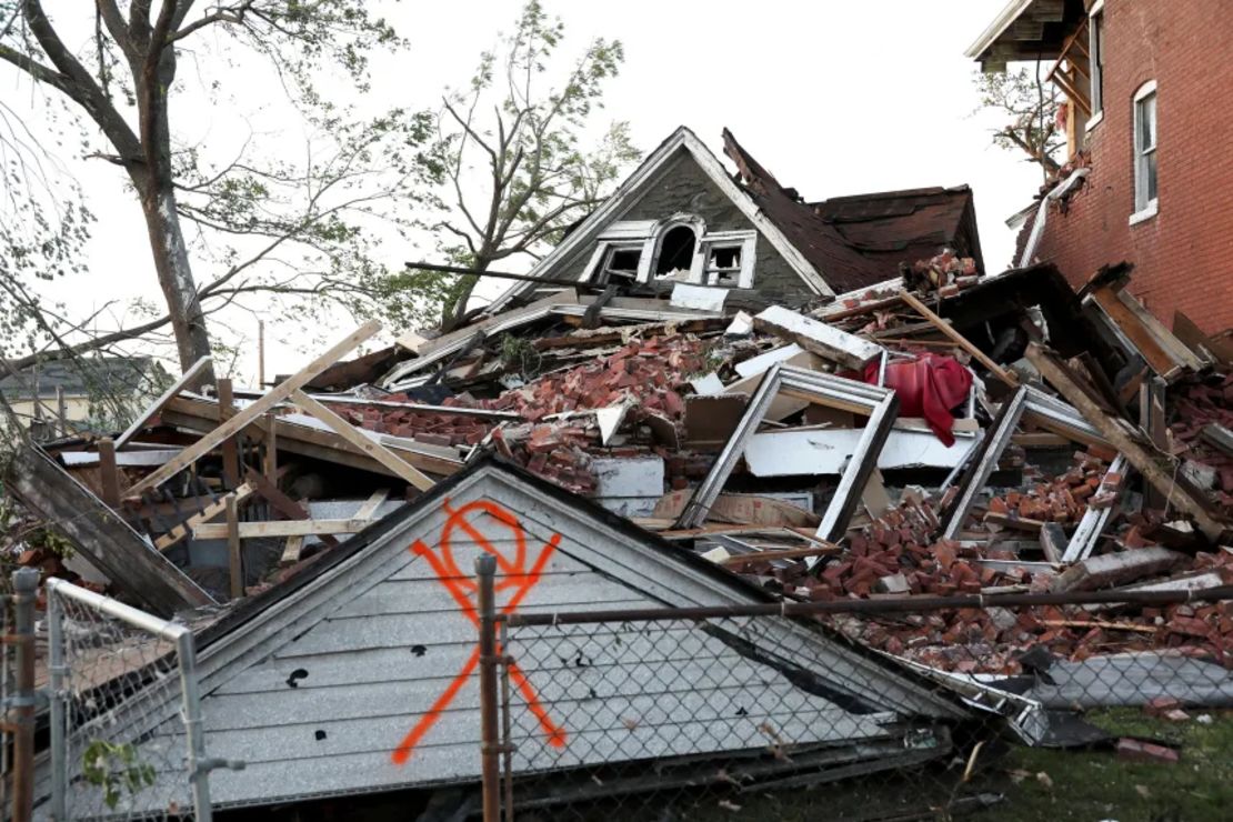 Una casa se derrumbó bajo una montaña de ladrillos, después de que un tornado azotara St. Louis el viernes.