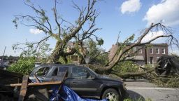 Un gran árbol bloquea una calle después de que una fuerte tormenta azotara St. Louis, Missouri, el viernes 16 de mayo de 2025.