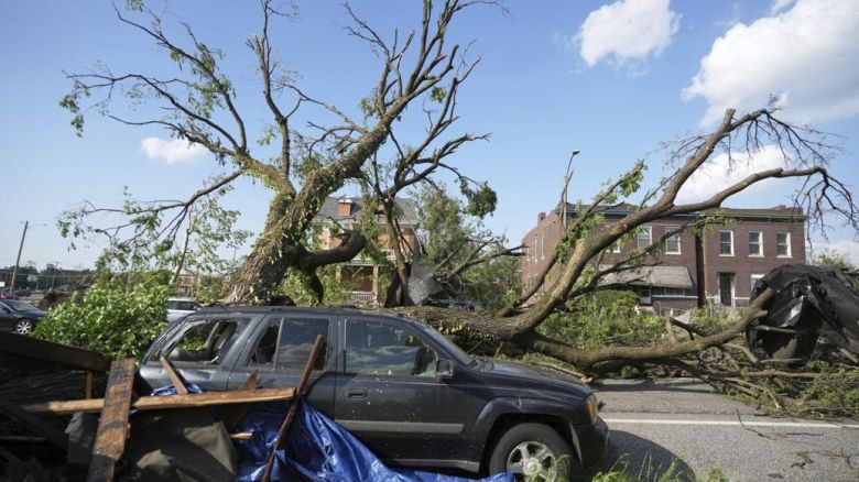 Un gran árbol bloquea una calle después de que una fuerte tormenta azotara St. Louis, Missouri, el viernes 16 de mayo de 2025.