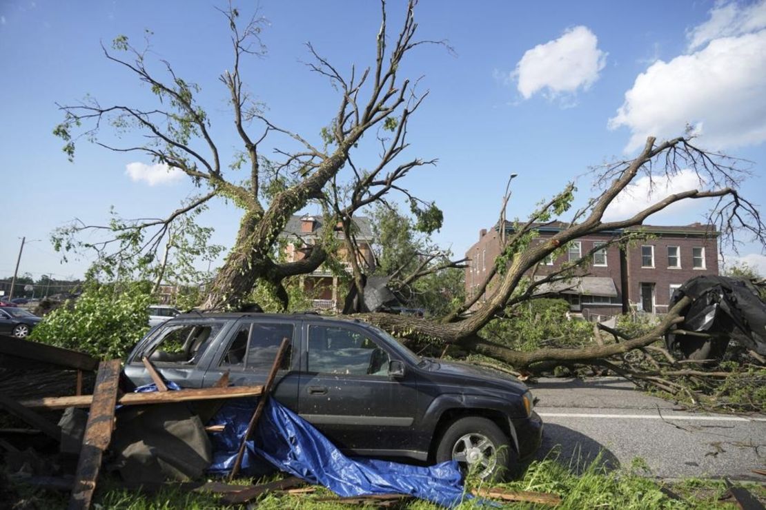 Un gran árbol bloquea una calle después de que una fuerte tormenta azotara St. Louis, Missouri, el viernes 16 de mayo de 2025.