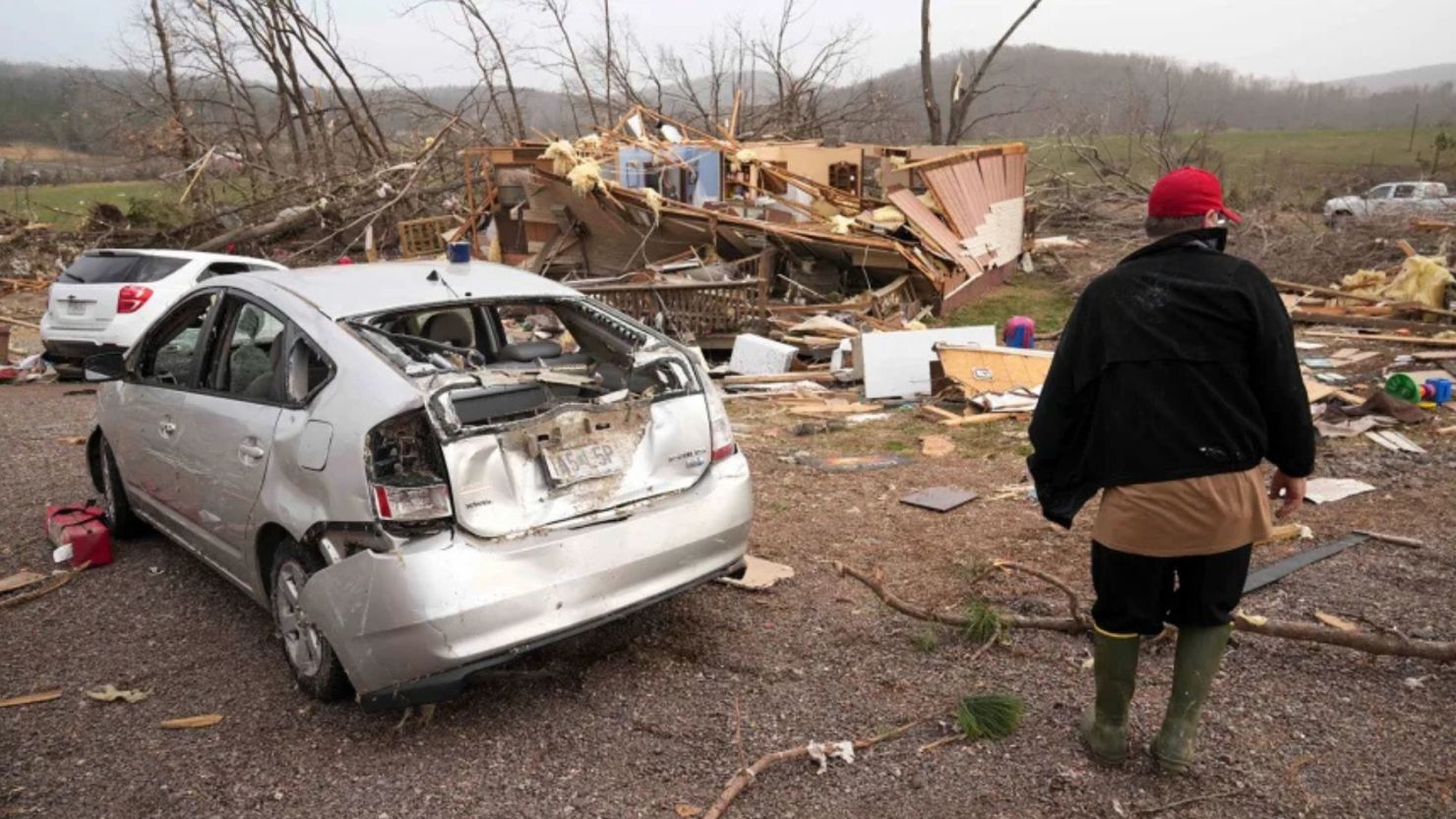 Tim Scott camina afuera de su casa destruida tras las fuertes tormentas del sábado 15 de marzo de 2025 en el condado Wayne, Missouri.