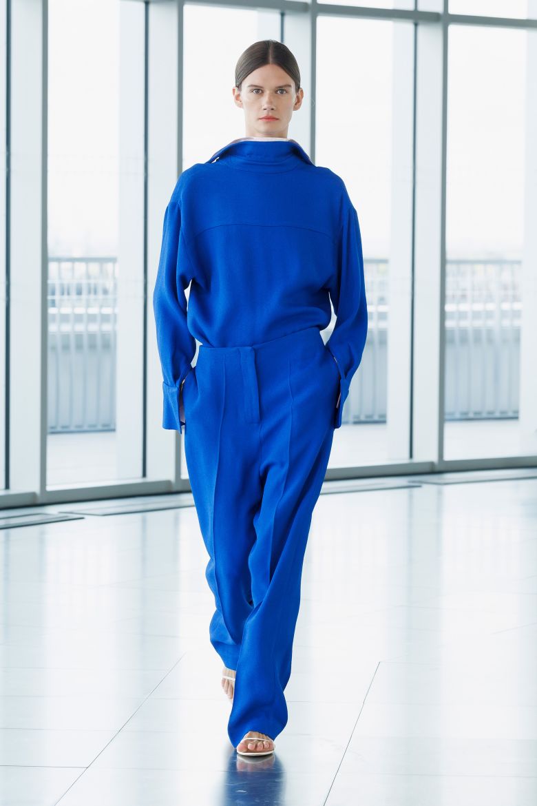 At TOVE, collared shirts were worn in reverse to reveal their back. 