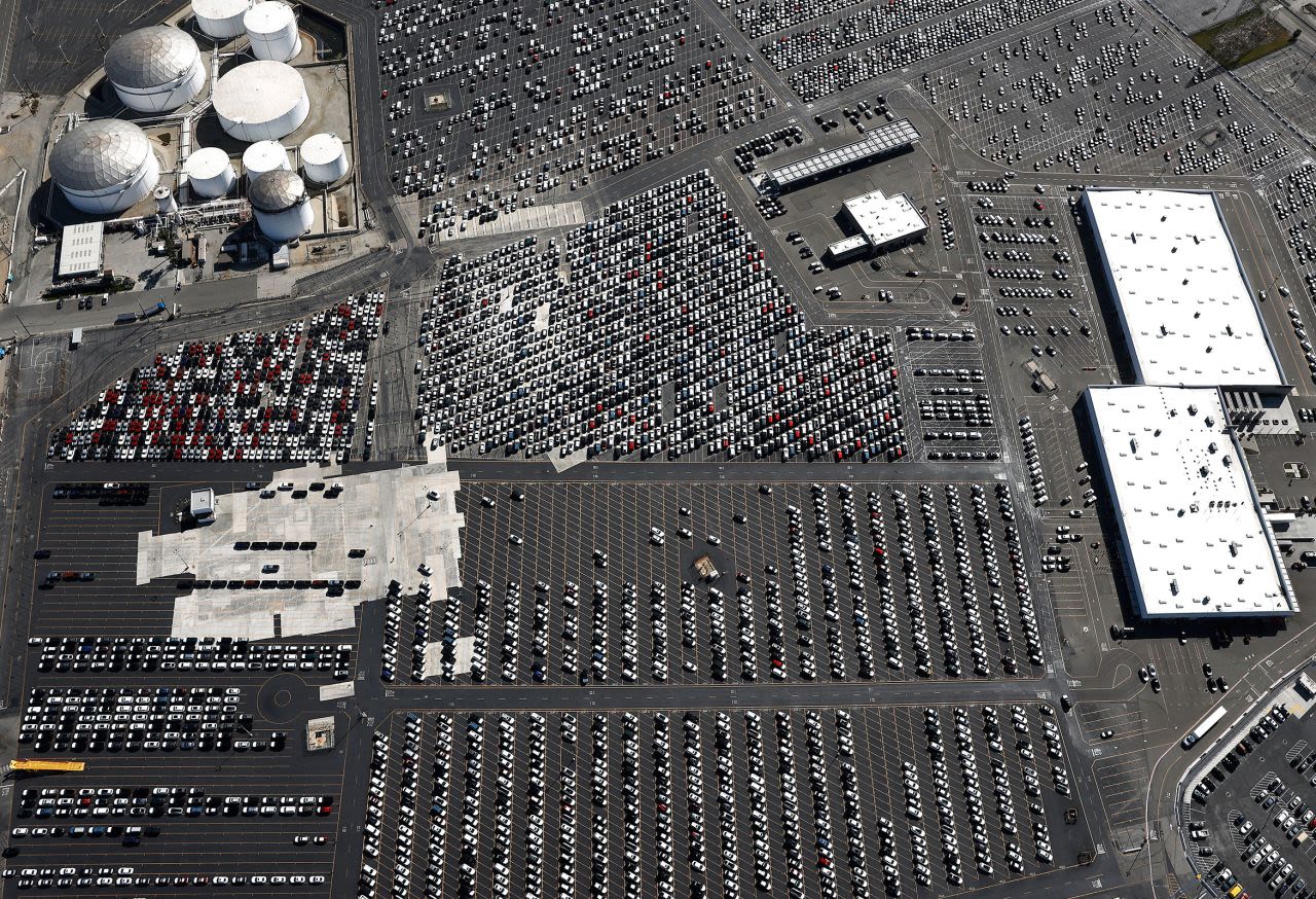 Autos recién importados se estacionan en la planta de procesamiento de vehículos de Toyota, ubicada en el puerto de Long Beach, California, el jueves.