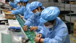 Trabajadores de una línea de producción de placas de circuito en el taller de Anhui Shixin Electronic Technology Co LTD en Fuyang, China.