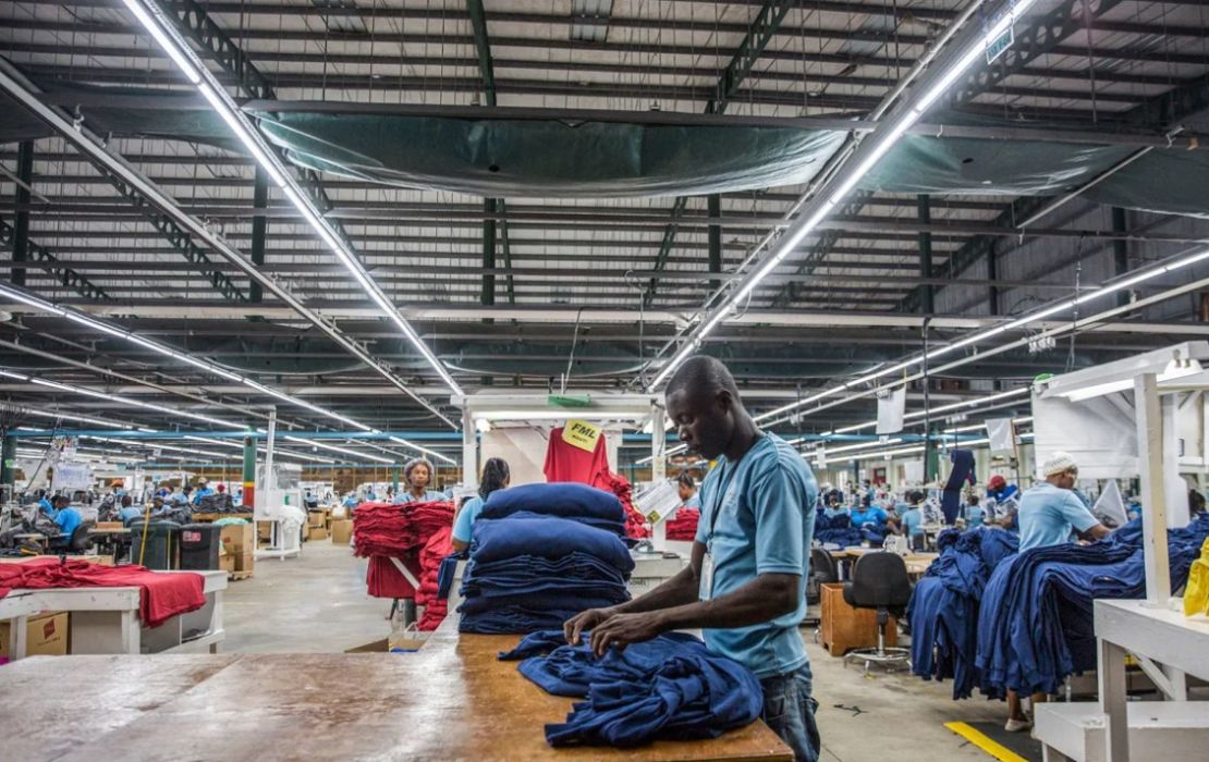 Personas trabajan cosiendo en una de las empresas de la Zona Franca ubicada en la frontera entre República Dominicana y Haití, el 29 de septiembre de 2018.