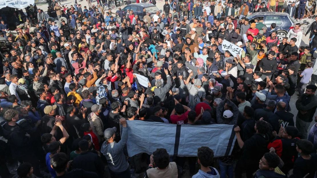 Palestinos protestan para exigir el fin de la guerra, coreando consignas contra Hamas, en Beit Lahia, en el norte de Gaza, el 26 de marzo de 2025.