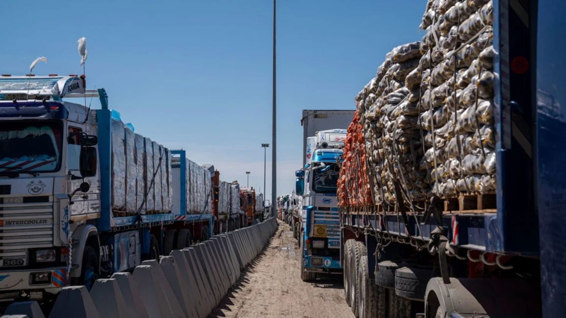 Camiones con ayuda esperan frente al cruce fronterizo de Rafah, Egipto, el 2 de marzo de 2025.
