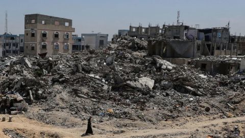 Un palestino camina cerca de casas destruidas en Khan Younis, en el sur de Gaza, el 27 de marzo de 2025.