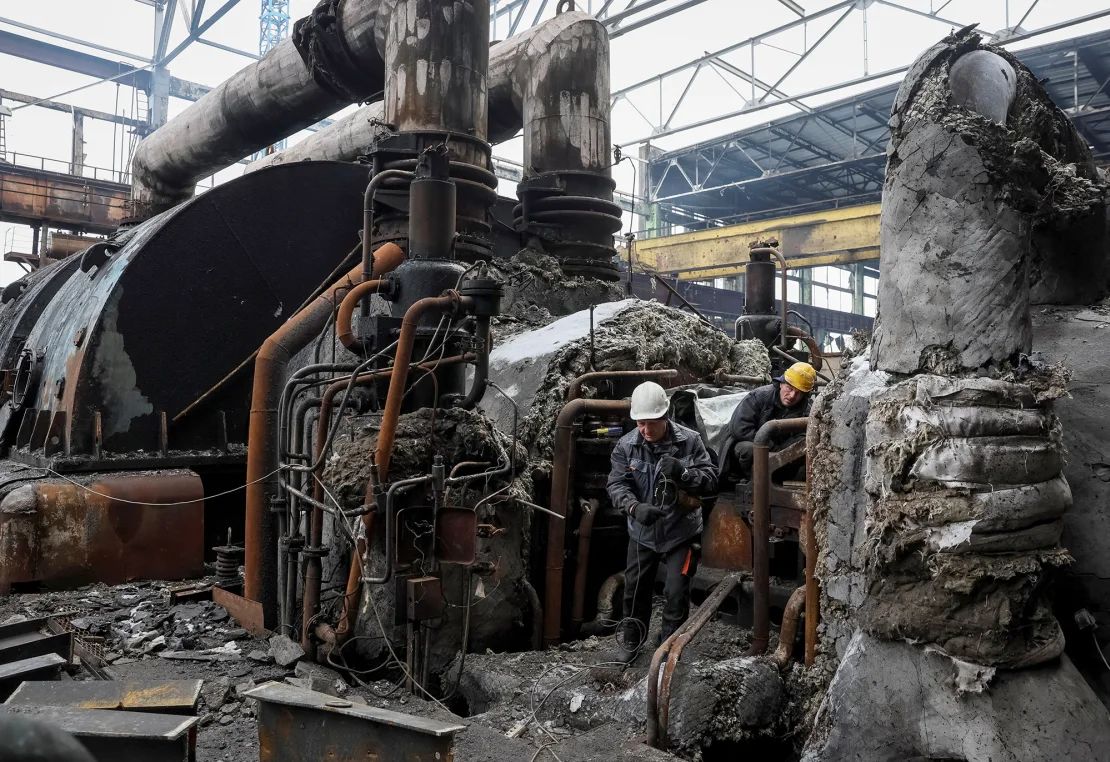 Los trabajadores reparan una central térmica dañada por un ataque con misiles rusos en Ucrania el 28 de noviembre de 2024.