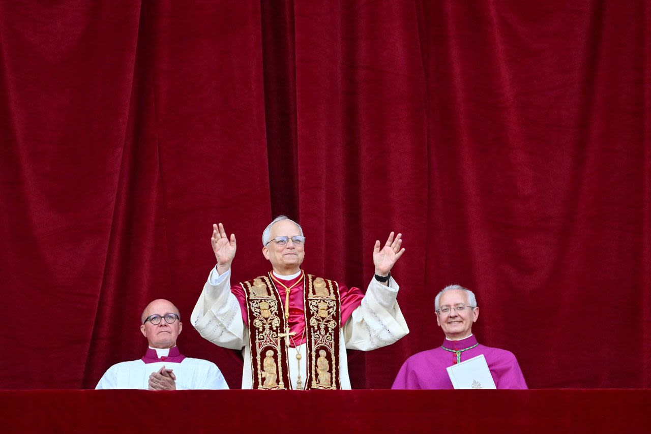 El recién elegido papa León XIV llega al balcón central de la Basílica de San Pedro este jueves.
