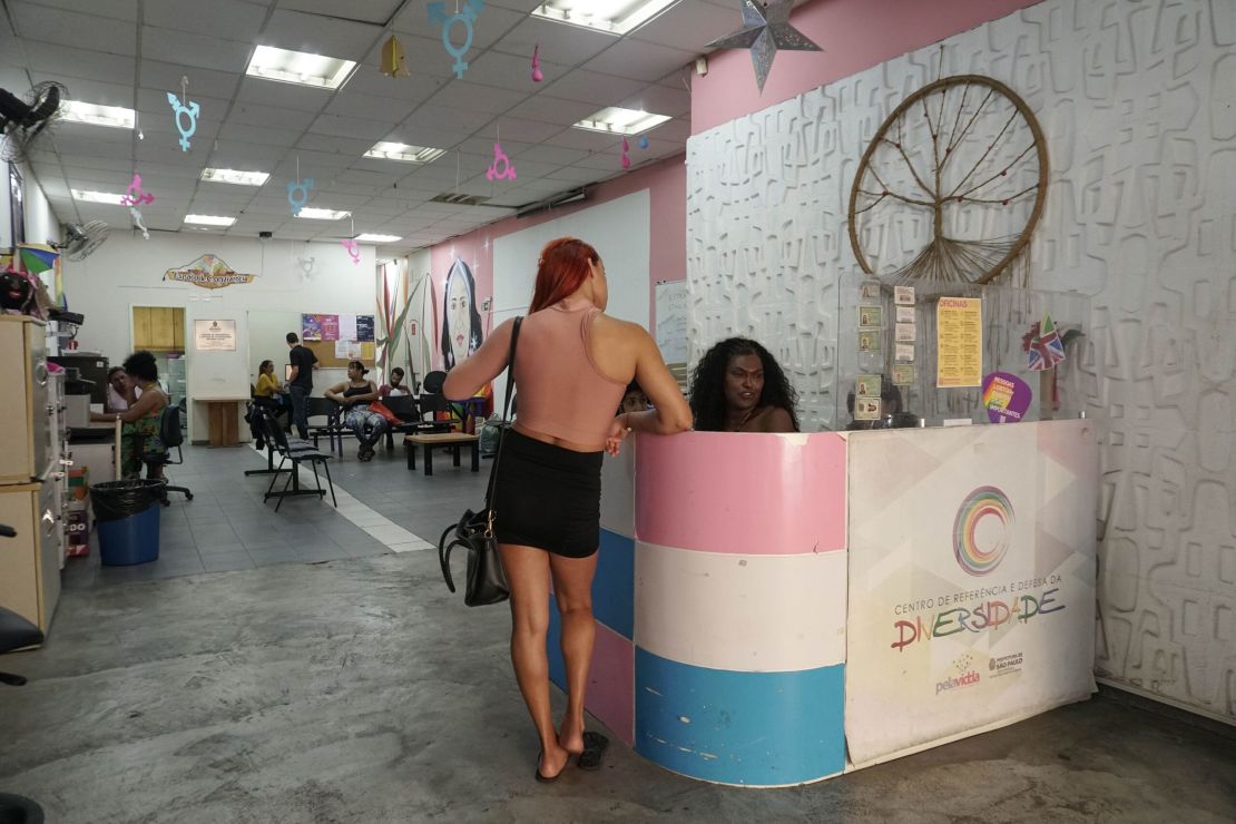 Las personas trans y no binarias vulnerables visitan con frecuencia el Centro de Referencia y Defensa de la Diversidad Brunna Valin en el centro de São Paulo para acceder de forma segura a diversos servicios sociales y de salud.