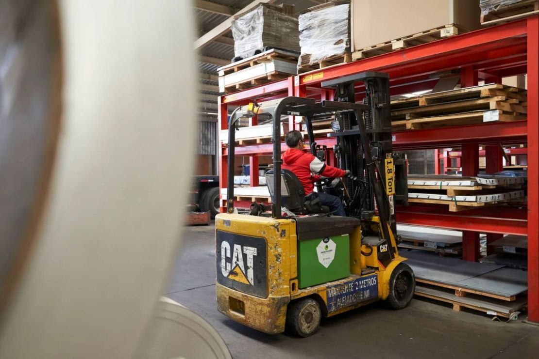 Un trabajador utiliza un montacargas para transportar materiales de acero y aluminio en una fábrica de autopartes en San Luis Potosí, México, el 17 de febrero. Los aranceles del presidente estadounidense Donald Trump contra Canadá y México amenazan la producción de los fabricantes de automóviles de Norteamérica.