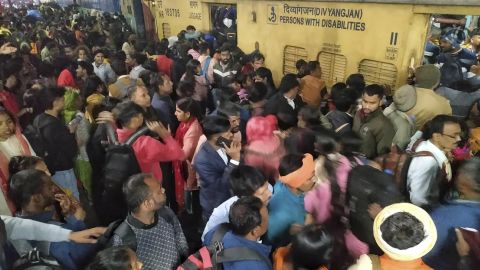 Pasajeros se agolpan para subir a un tren en la estación de Nueva Delhi, India, el 15 de febrero de 2025.