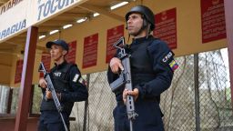 La policía hace guardia en la cárcel de Tocorón, en Venezuela, el 23 de septiembre de 2023. Los jefes de la banda del Tren de Aragua controlaban la prisión, según un informe de Transparencia Venezuela.
