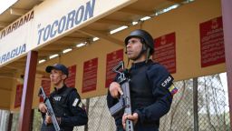  de la Policía Nacional Bolivariana hacen guardia en la prisión de Tocorón en Tocorón, estado Aragua, Venezuela, el 23 de septiembre de 2023.