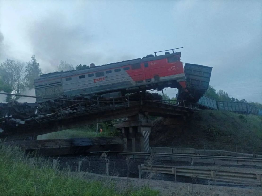 Un tren de carga dañado, tras el colapso de un puente ferroviario en la región de Kursk, Rusia, en esta imagen publicada el 1 de junio de 2025