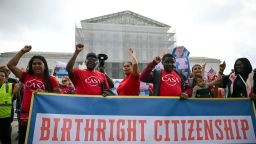 Varias personas sostienen una pancarta mientras participan en una protesta frente a la Corte Suprema de Estados Unidos por la medida del presidente Donald Trump de poner fin a la ciudadanía por derecho de nacimiento mientras el tribunal escucha los argumentos sobre la orden en Washington, DC, el 15 de mayo.