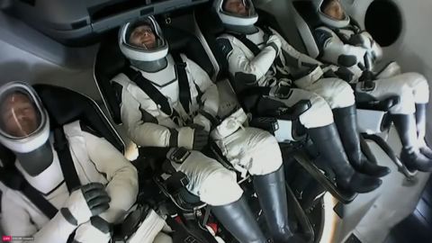 La tripulación del Fram2 (desde la izquierda) Eric Philips, Rabea Rogge, Jannicke Mikkelsen y Chun Wang en el interior de la cápsula Dragon durante el amerizaje el 4 de abril en esta captura de pantalla de video.
