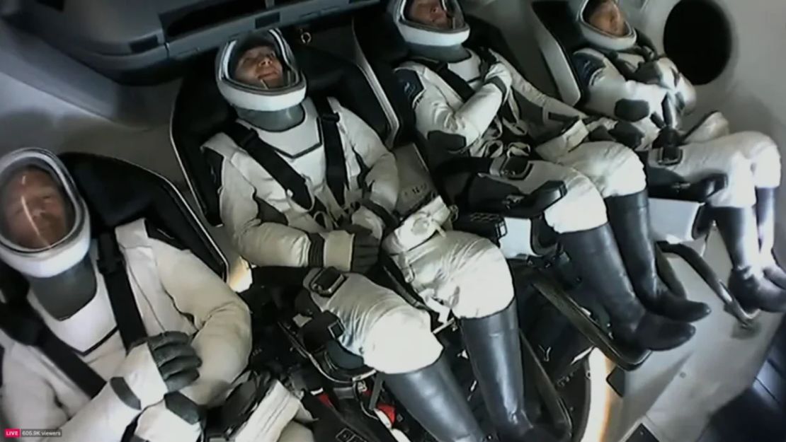 La tripulación del Fram2 (desde la izquierda) Eric Philips, Rabea Rogge, Jannicke Mikkelsen y Chun Wang en el interior de la cápsula Dragon durante el amerizaje el 4 de abril en esta captura de pantalla de video.