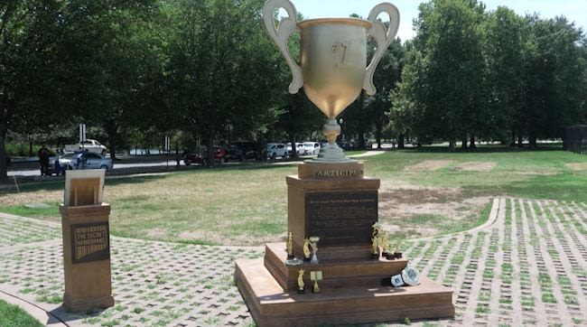 Instalan trofeo dorado para Donald Trump en Washington