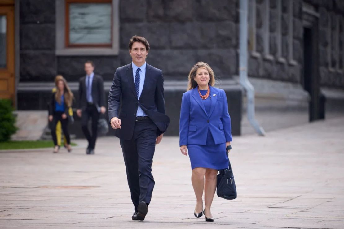 El primer ministro de Canadá, Justin Trudeau, y la ministra de Finanzas, Chrystia Freeland, llegan a una reunión con el presidente de Ucrania, Volodymyr Zelenskiy, en Kyiv, Ucrania, el 10 de junio de 2023.