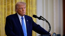 El presidente de EE.UU., Donald Trump, escucha la pregunta de un periodista durante una conferencia de prensa conjunta con el presidente francés, Emmanuel Macron, en la Sala Este de la Casa Blanca, el 24 de febrero de 2025, en Washington.