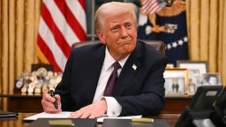 El presidente Donald Trump firma decretos en la Oficina Oval el 20 de enero de 2025.