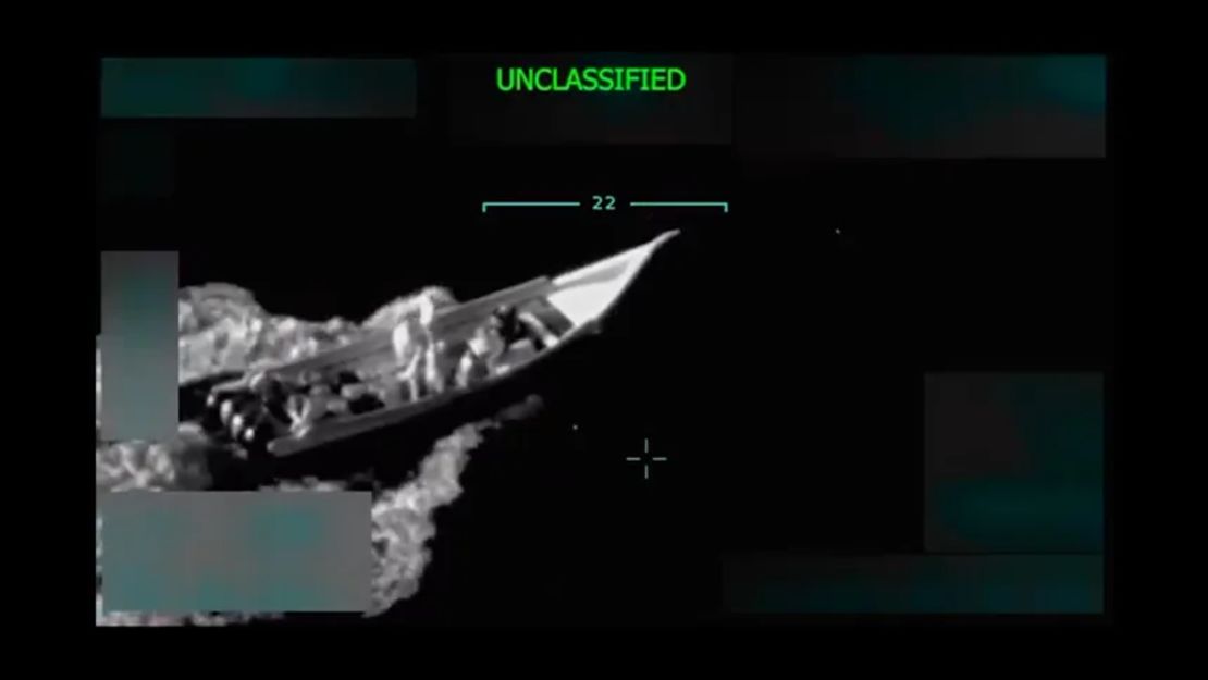 Esta captura de pantalla de un video publicado en la cuenta Truth Social de Donald Trump el martes 2 de septiembre de 2025, muestra lo que Trump describió como un barco del Tren de Aragua que transportaba drogas desde Venezuela, contra el cual Trump ordenó un ataque.