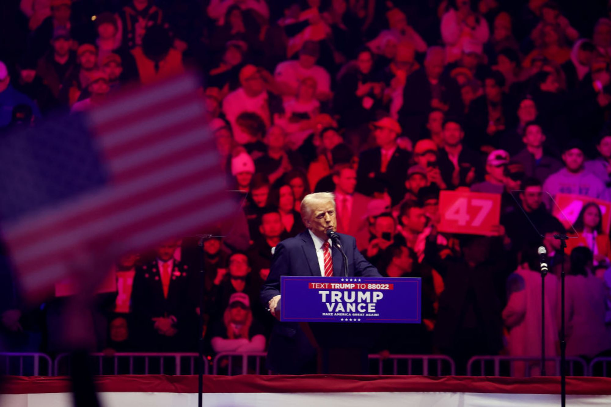 El presidente electo Donald Trump habla en su acto de victoria en el Capital One Arena el 19 de enero de 2025 en Washington. Trump prestará juramento como el 47.º presidente de Estados Unidos el 20 de enero.