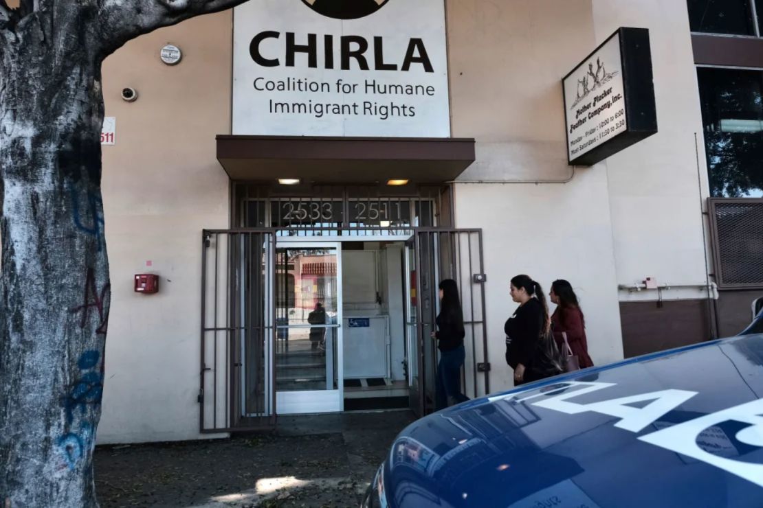 Personas llegan a la oficina de CHIRLA en Los Ángeles el 10 de abril de 2019.