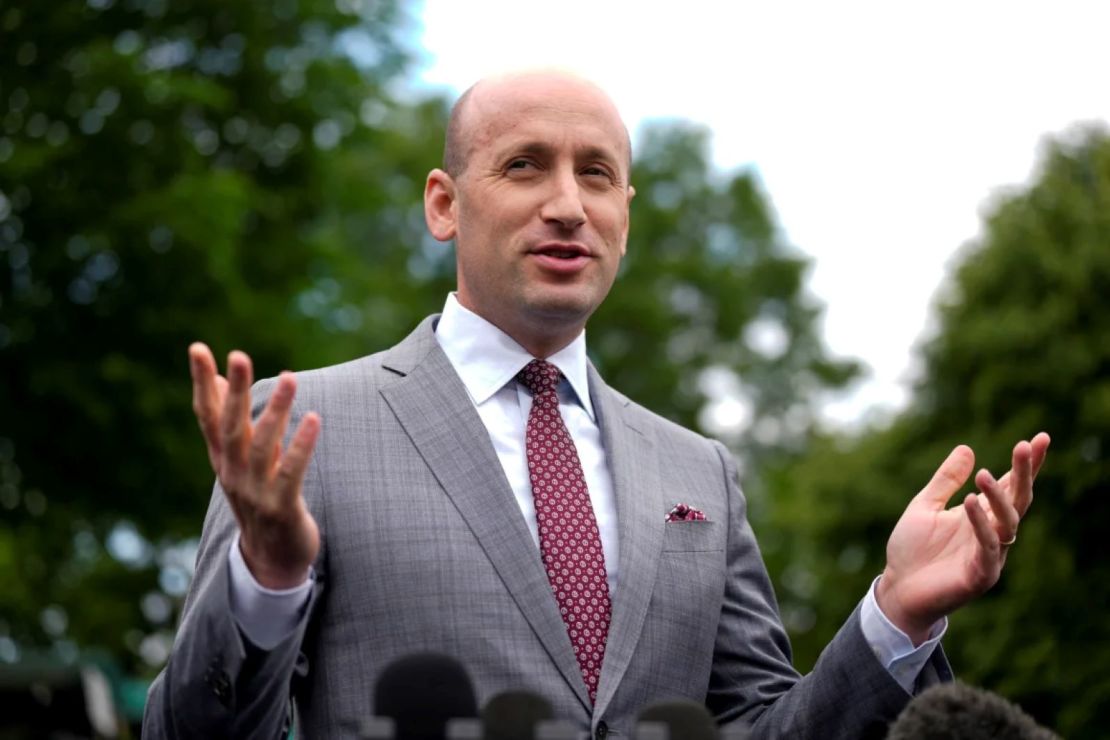 El vicesecretario general para políticas de la Casa Blanca, Stephen Miller, habla con los medios de comunicación frente a la Casa Blanca el viernes 9 de mayo.