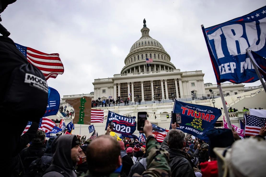 Partidarios de Trump irrumpen en el Capitolio de Estados Unidos en Washington, el 6 de enero de 2021.