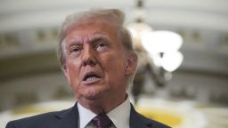 El presidente electo de EE. UU., Donald Trump, habla después de una reunión con republicanos en el Congreso en el edificio del Capitolio de EE. UU. en Washington, el 8 de enero de 2025.