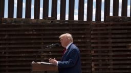 El expresidente Donald Trump habla en la frontera entre Estados Unidos y México el 22 de agosto al sur de Sierra Vista, Arizona.
