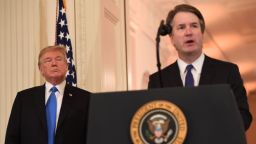 El juez estadounidense Brett Kavanaugh habla después de ser nominado por el presidente de EE. UU., Donald Trump (izq.), para la Corte Suprema en el Salón Este de la Casa Blanca el 9 de julio de 2018 en la ciudad de Washington.