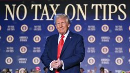 El presidente Donald Trump llega para hablar sobre su política para poner fin al impuesto a las propinas en Las Vegas el 25 de enero de 2025.
